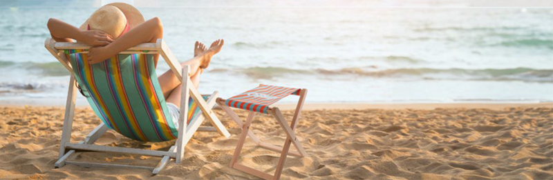 Drvena ležaljka za plažu i stolić